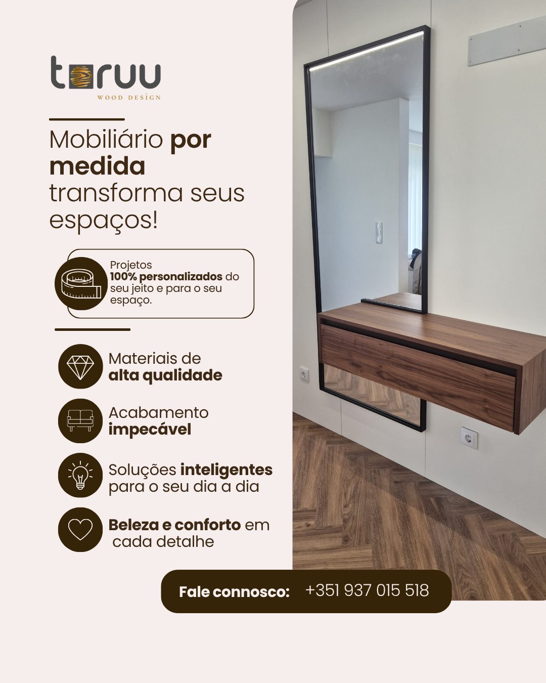 Móvel suspenso de madeira com espelho vertical e estrutura escura, instalado numa zona de entrada